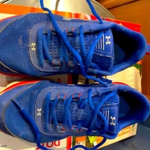 Boys size 5 Under Armour Sneakers